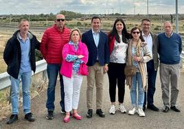 Candidatura del PSOE de Onzonilla junto a Javier Cendón, secretario provincial del PSOE de León.