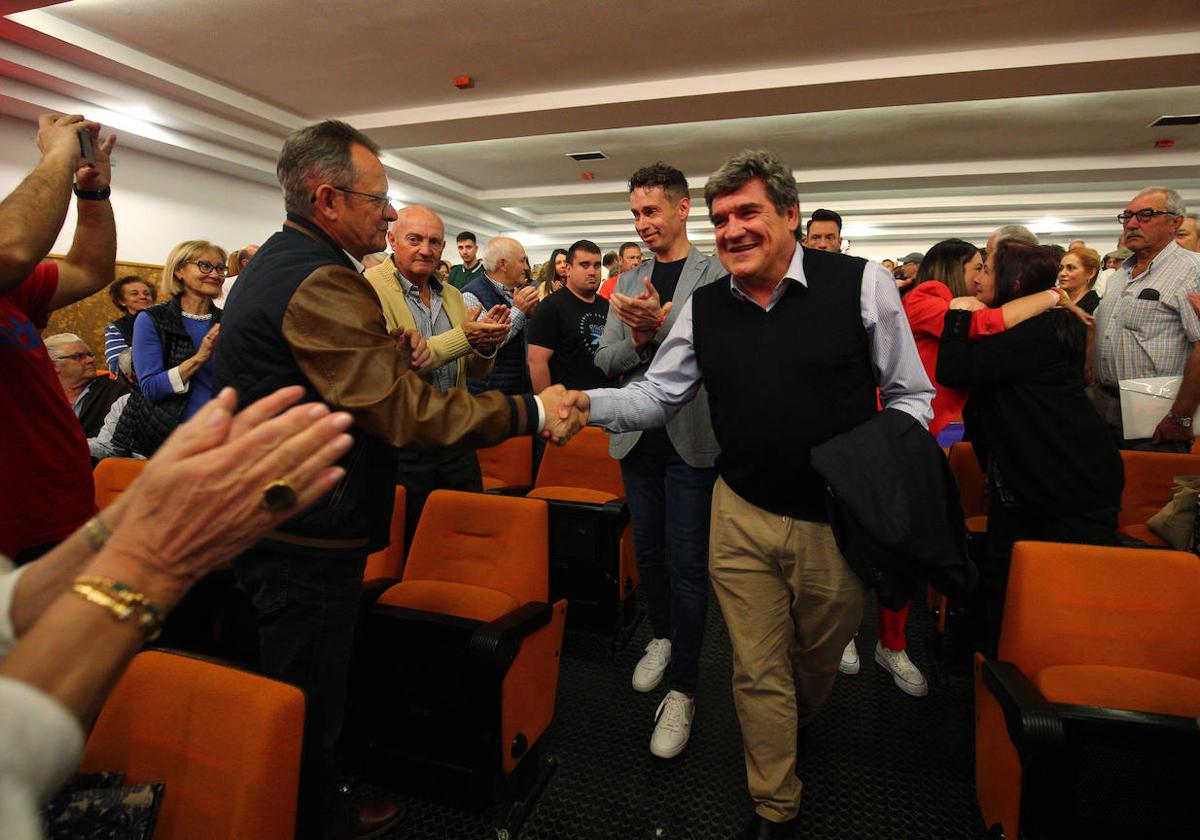El ministro de Inclusión y Seguridad Social participa en un acto del PSOE en Villablino
