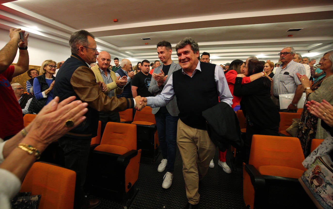 El ministro de Inclusión y Seguridad Social participa en un acto del PSOE en Villablino