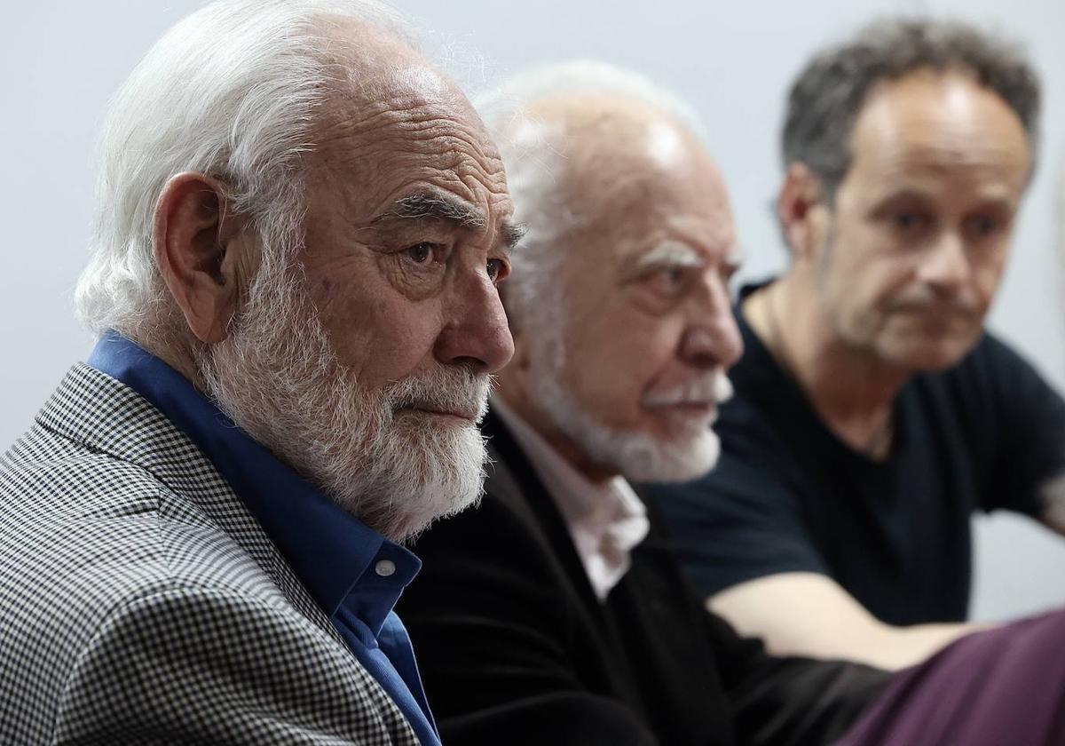 El autor leonés Juan Pedro Aparicio junto a Héctor Escobar y José María Merino.