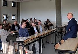 El candidato de PSOE a la Alcaldía de León, José Antonio Diez, se reúne con la comunidad universitaria.