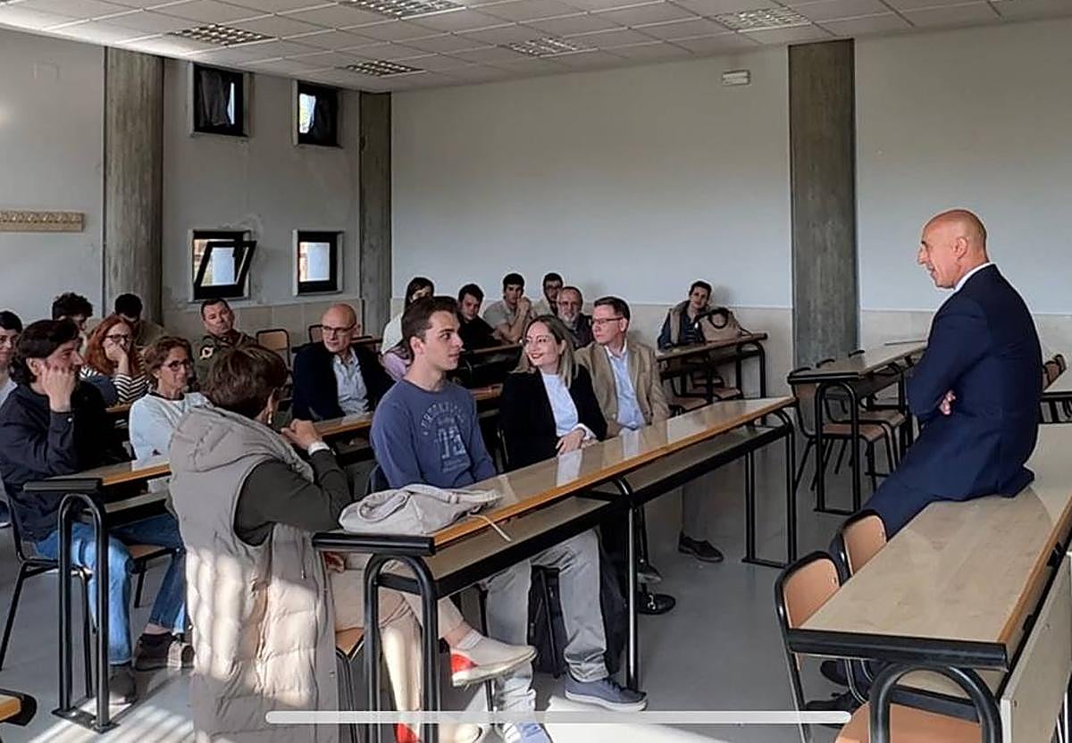 El candidato de PSOE a la Alcaldía de León, José Antonio Diez, se reúne con la comunidad universitaria.