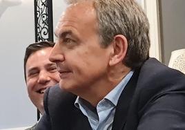 El expresidente del Gobierno, Rodríguez Zapatero, junto al secretario provincial del PSOE, Javier Cendón.