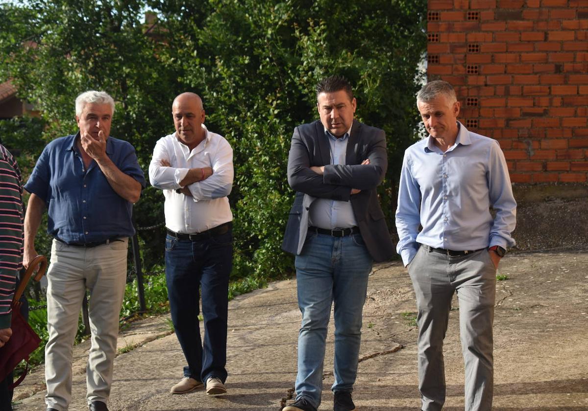 Luis Mariano Santo recibido en Valdefresno por la candidatura encabezada por José Luis de la Viuda.