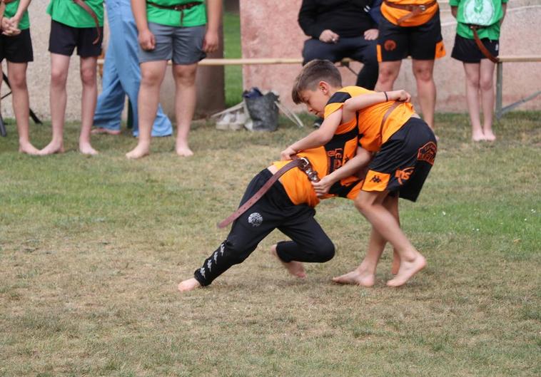 El combate inaugural de la exbición entre Astri y Alejandro.