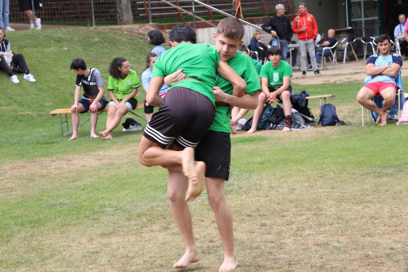 Exhibición de lucha leonesa en el Campus de Vegazana