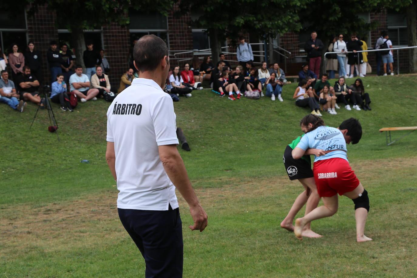 Exhibición de lucha leonesa en el Campus de Vegazana