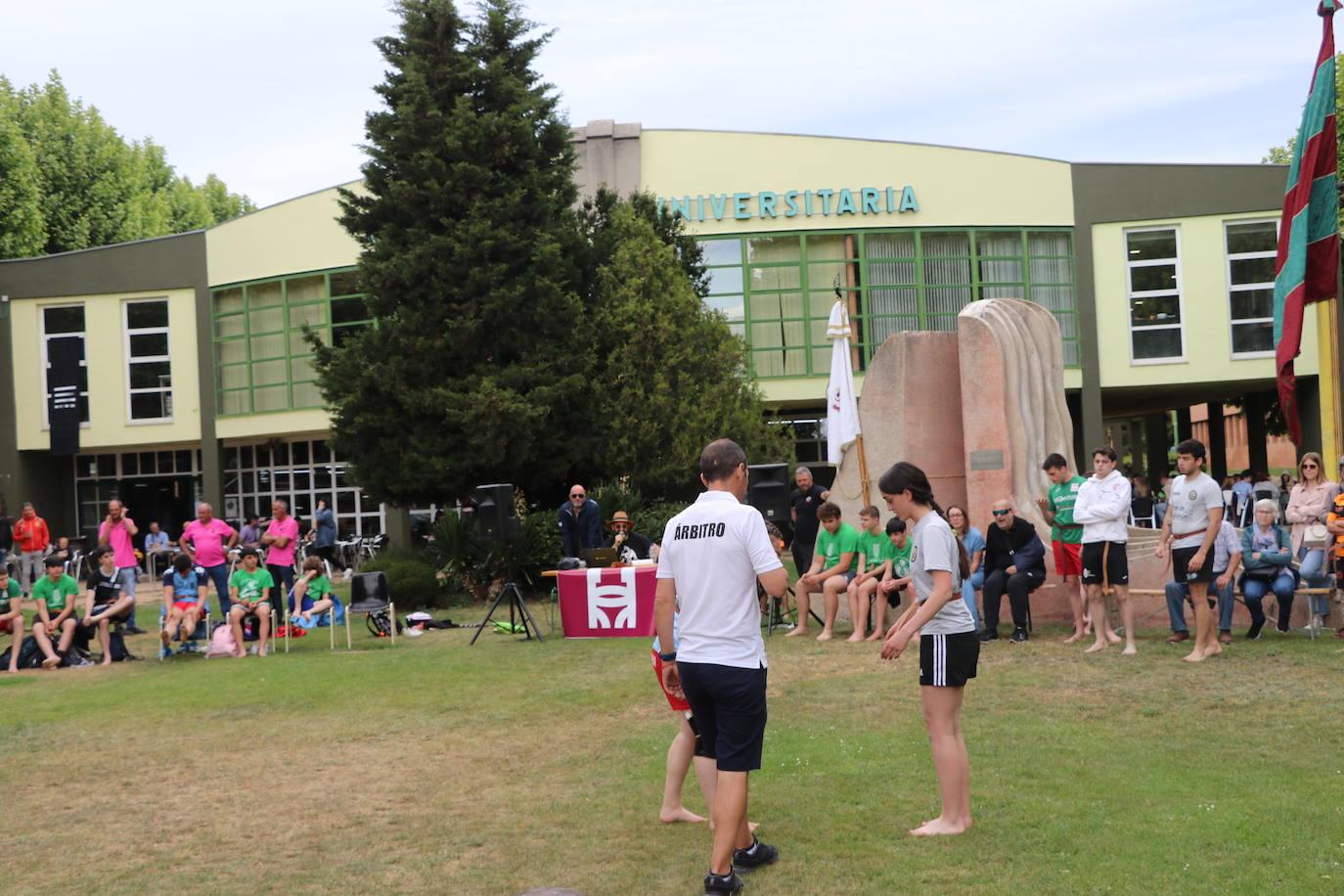 Exhibición de lucha leonesa en el Campus de Vegazana