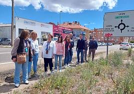 La candidatura del PP al Ayuntamiento de León junto a la cuneta de la carretera de Caboalles.