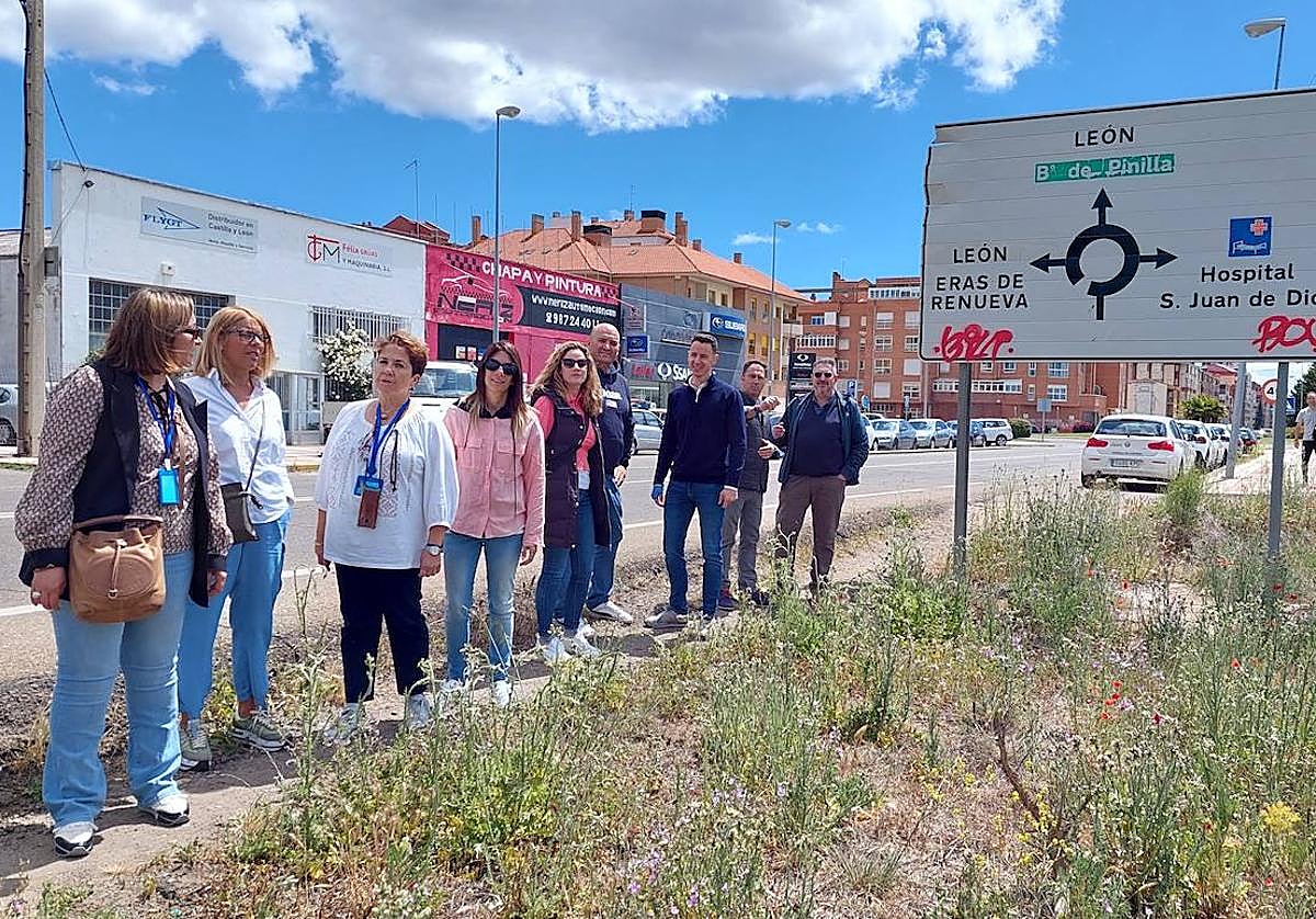 La candidatura del PP al Ayuntamiento de León junto a la cuneta de la carretera de Caboalles.