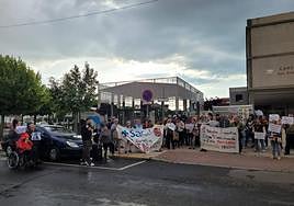 Los vecinos vuelven a protagonizar una concentración frente al centro de salud para exigir conocer las actuaciones realizadas para la consolidación de la estructura