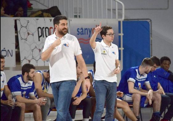 David Barrio y Fernando Marchante dirigen al equipo en un partido.