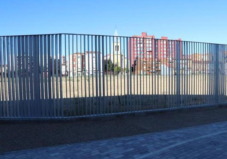 Una valla separa el paseo del Ferrocarril de un descampado propiedad de Adif y sin uso.