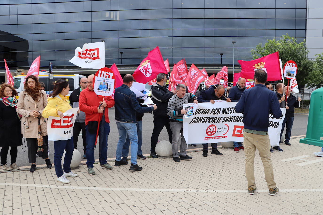Los trabajadores del servicio de ambulancias de concentran
