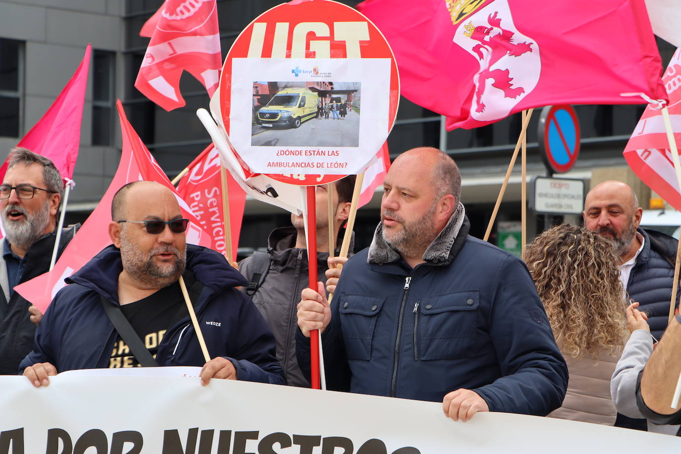 Los trabajadores del servicio de ambulancias de concentran