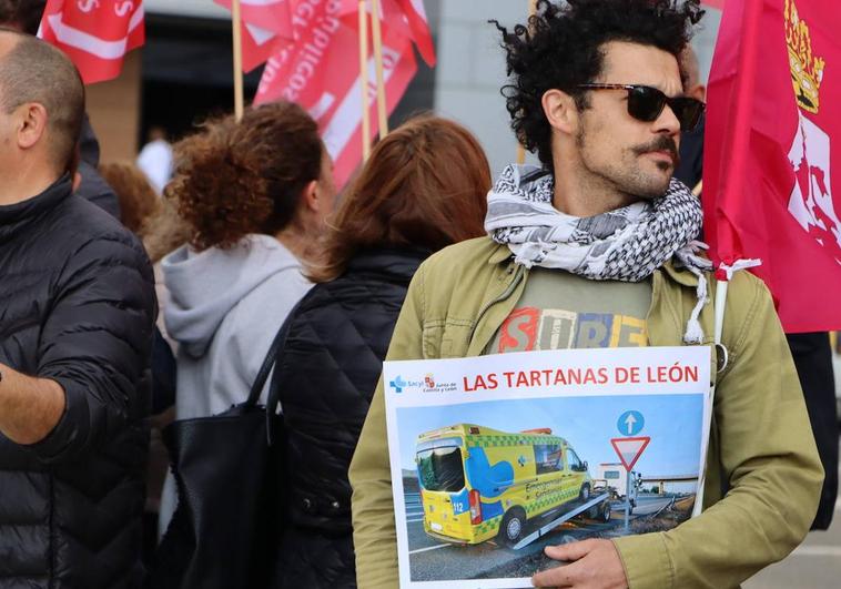 Los trabajadores del servicio de ambulancias de Sacyl se concentran frente al Hospital de León.