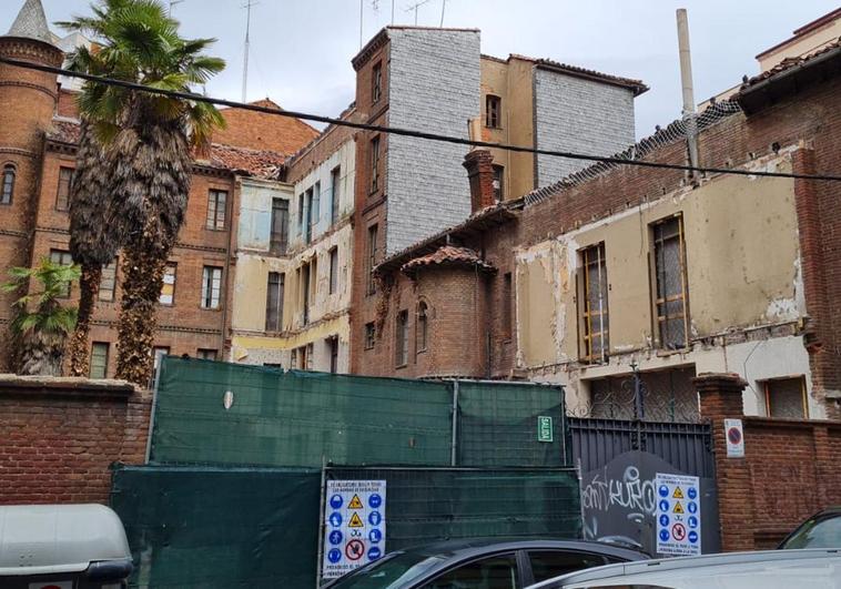 Inicio de las obras en el palacete de Alcázar de Toledo, donde se han congregado numerosos viandantes para comprobar el avance.