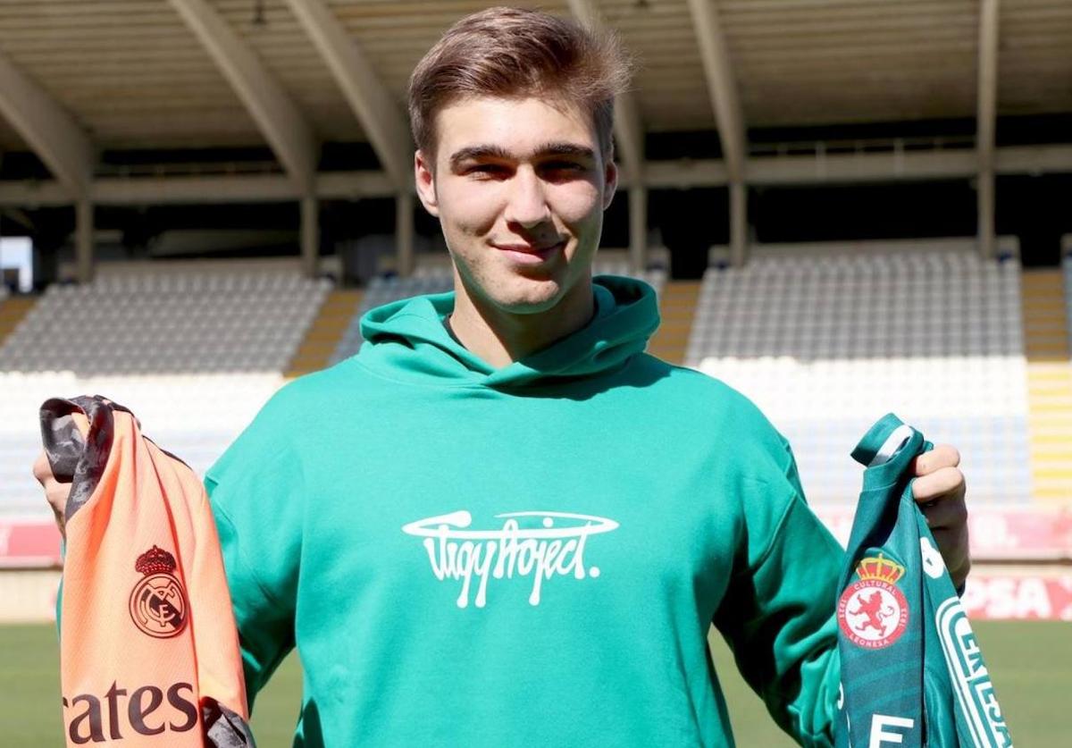 Fran González posa para leonoticias con las camisetas del Real Madrid y la Cultural.