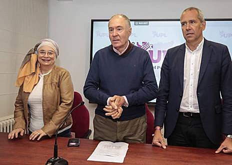 Imagen secundaria 1 - El candidato a la alcaldía de León, Eduardo López Sendino, acompañado por la número 2 de su lista, Teresa Fernández, el número 3, Enrique Valdeón,.