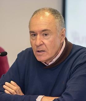 Imagen secundaria 2 - El candidato a la alcaldía de León, Eduardo López Sendino, acompañado por la número 2 de su lista, Teresa Fernández, el número 3, Enrique Valdeón,.