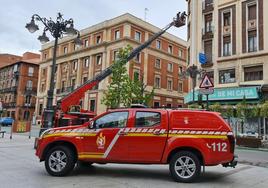 Efectivos de Bomberos León, este viernes, durante su intervención en Ordoño II.