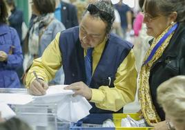 Trabajadores de Correos durante labores de reparto.