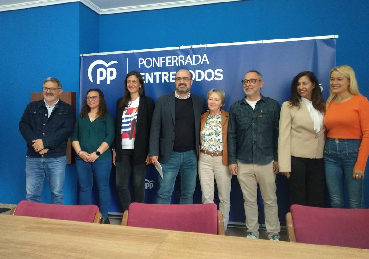 El candidato del PP a la Alcaldía de Ponferrada, Marco Morala, junto a miembros de su candidatura.