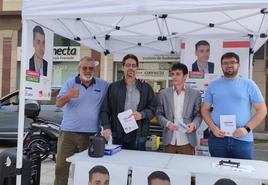 El candidato de Ponferrada Contigo a la Alcaldía de Ponferrada, Javier Arias (2D) en la carpa instalada en la plaza de Lazúrtegui.