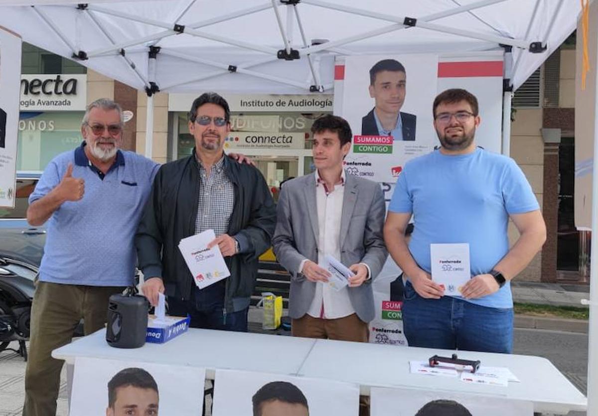 El candidato de Ponferrada Contigo a la Alcaldía de Ponferrada, Javier Arias (2D) en la carpa instalada en la plaza de Lazúrtegui.