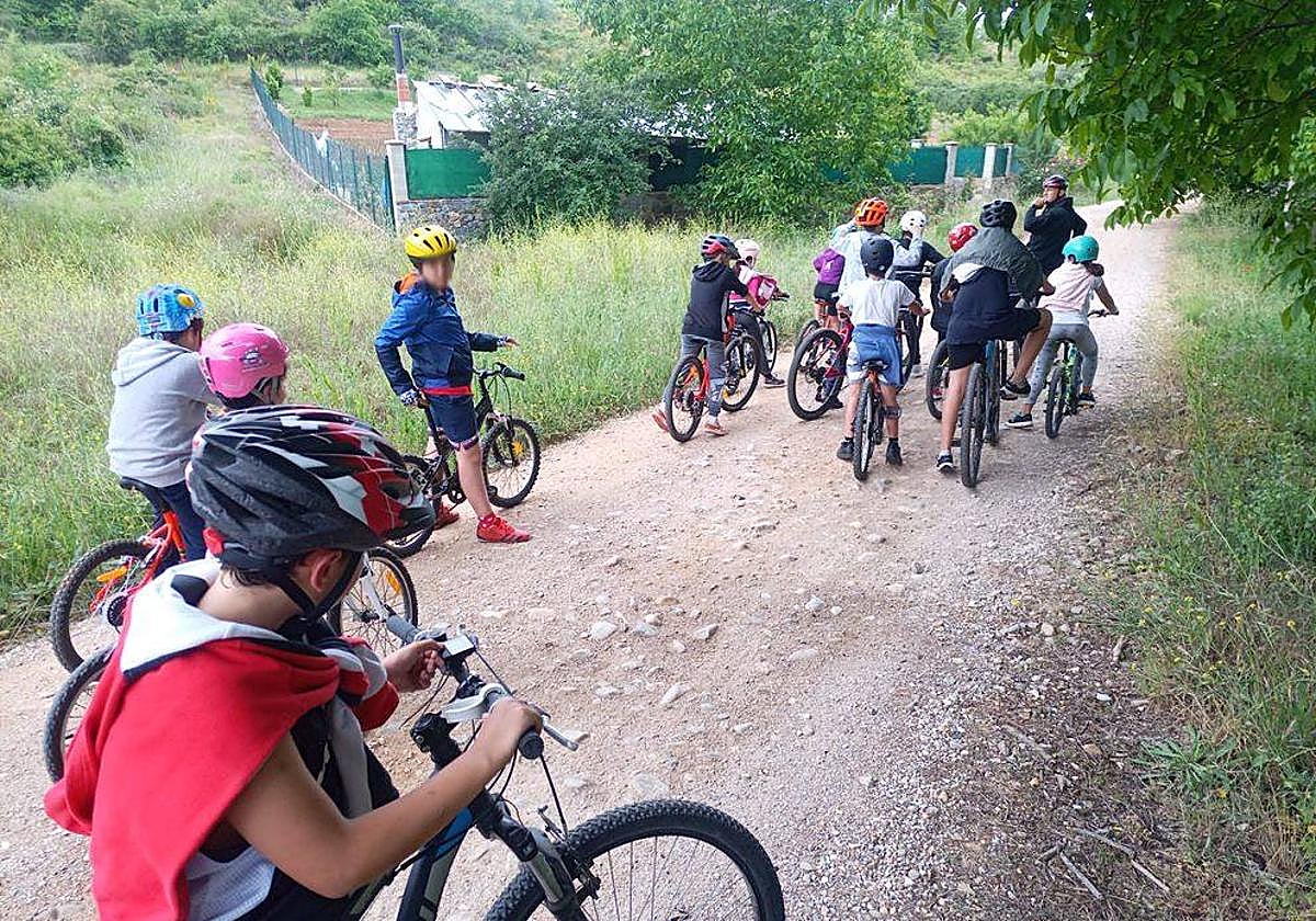 El ciclismo «al cole» con la Fundación Reino de León y el Maglia Tecnosylva.