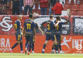 Los jugadores de la Ponferradina celebran el primer gol.