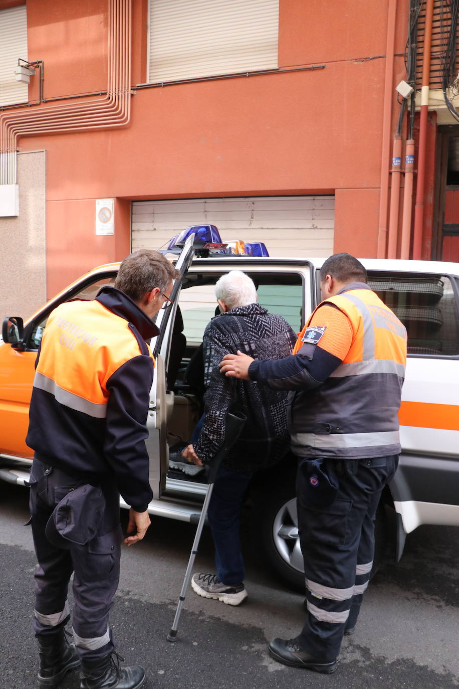 Protección Civil acompaña a una pareja de ancianos a votar