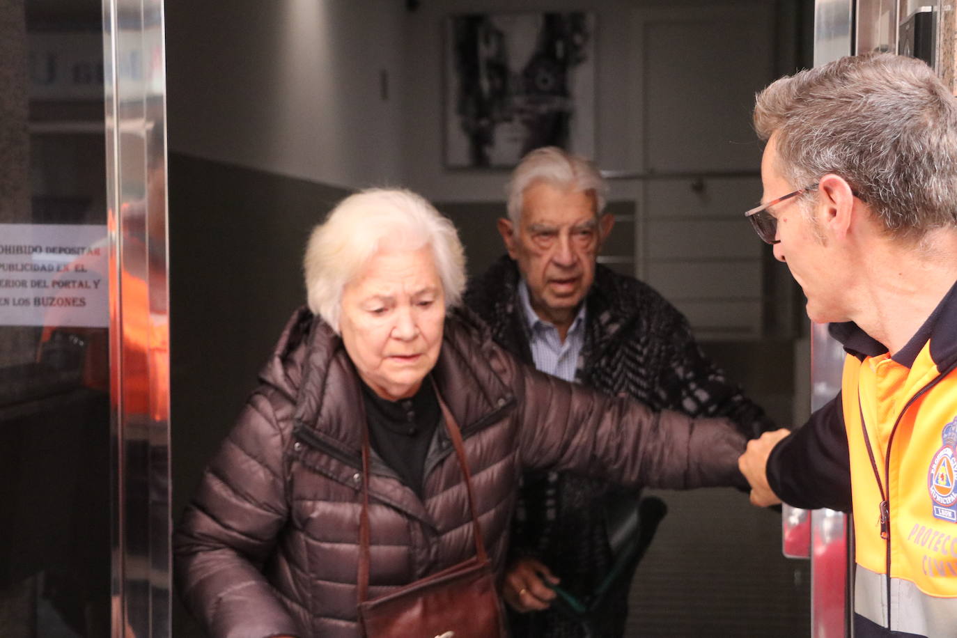 Protección Civil acompaña a una pareja de ancianos a votar