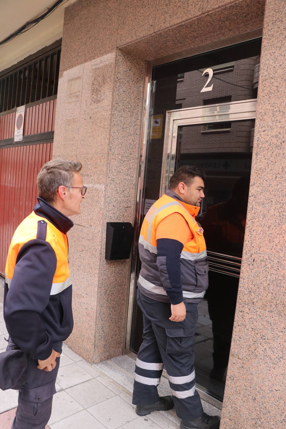 Protección Civil acompaña a una pareja de ancianos a votar