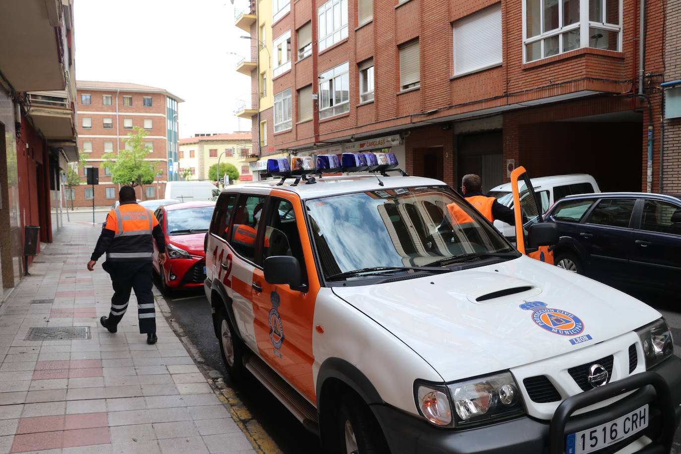 Protección Civil acompaña a una pareja de ancianos a votar