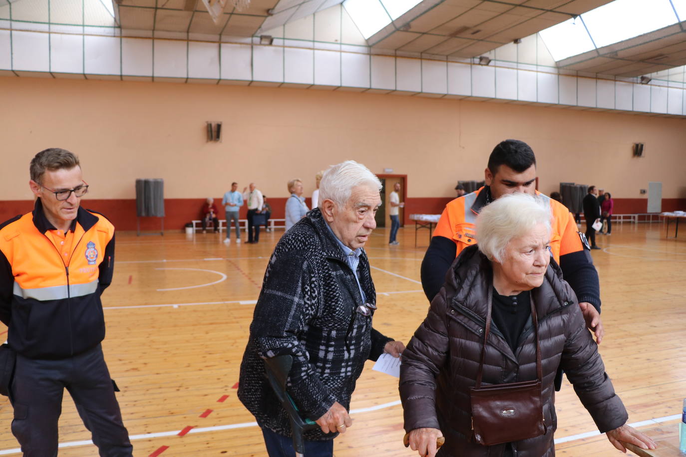 Protección Civil acompaña a una pareja de ancianos a votar