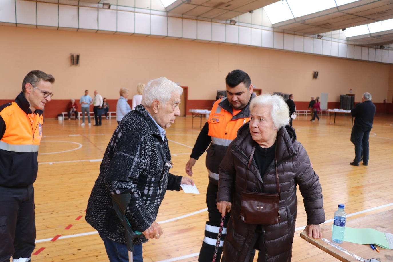 Protección Civil acompaña a una pareja de ancianos a votar