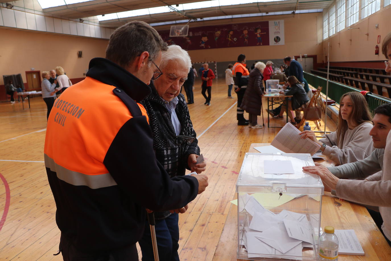 Protección Civil acompaña a una pareja de ancianos a votar