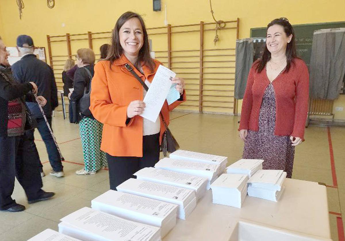 Gemma Villarroel votó en el colegio de Puente Castro.