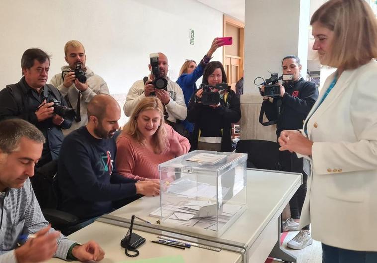 Margarita Torre, en el momento de ejercer su derecho al voto.