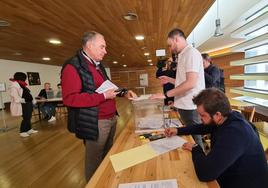 Eduardo López Sendino, en el momento de votar en el Auditorio Ciudad de León.