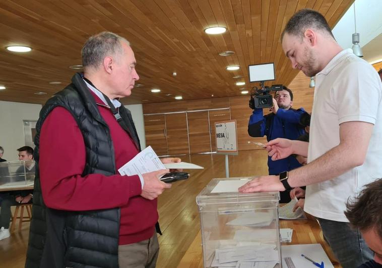 Eduardo López Sendino, en el momento de votar en el Auditorio Ciudad de León.