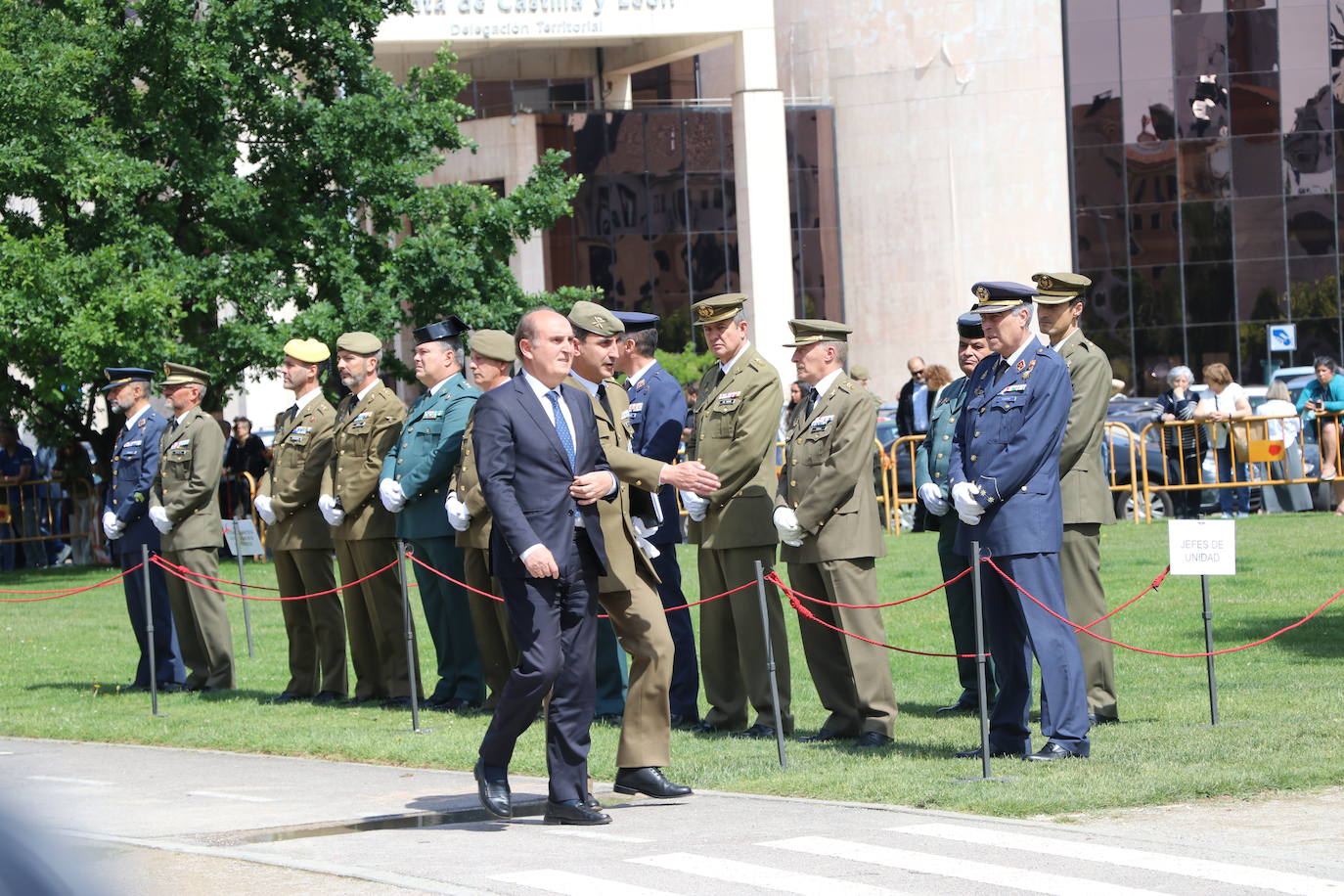 Izado de la bandera en León