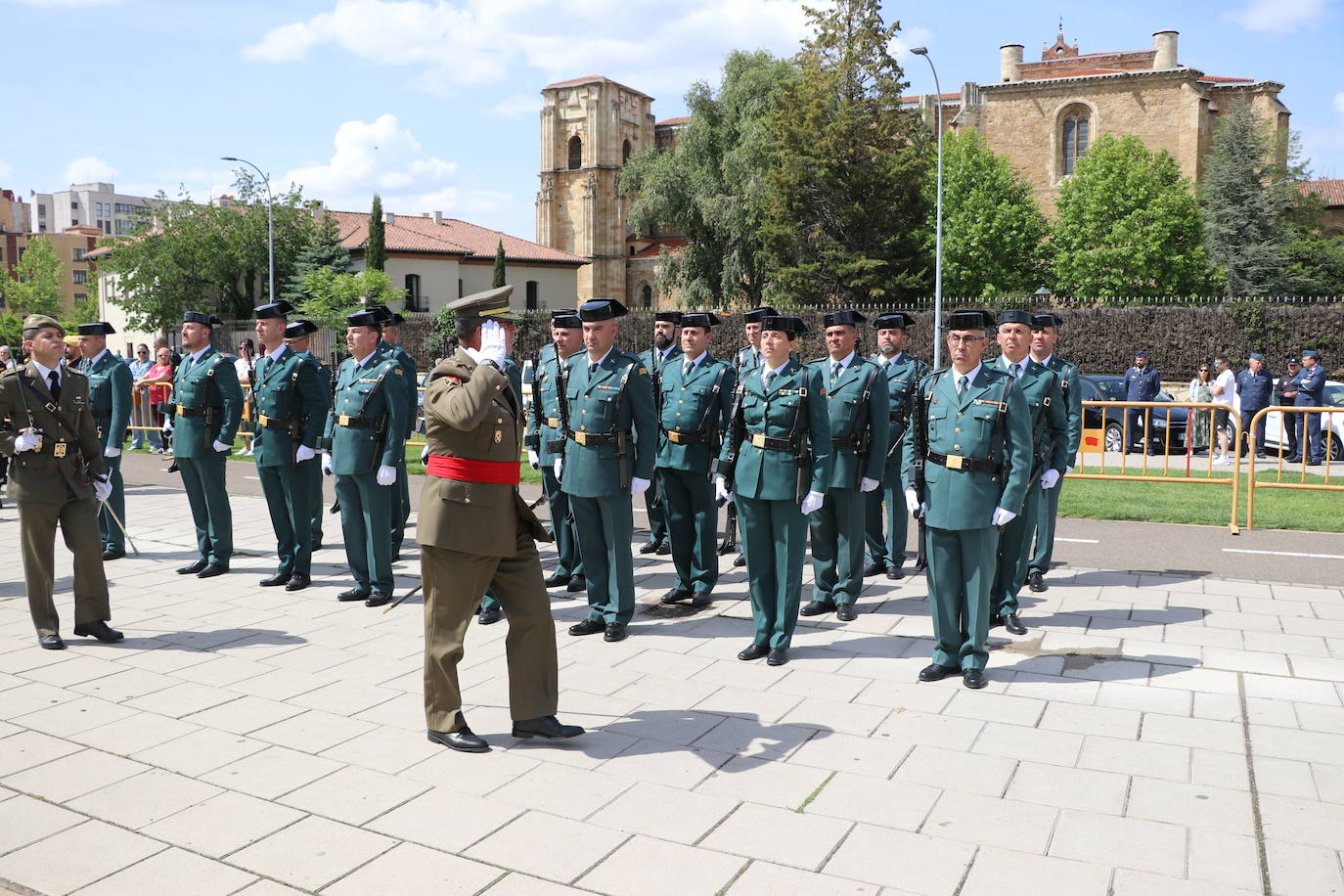 Izado de la bandera en León