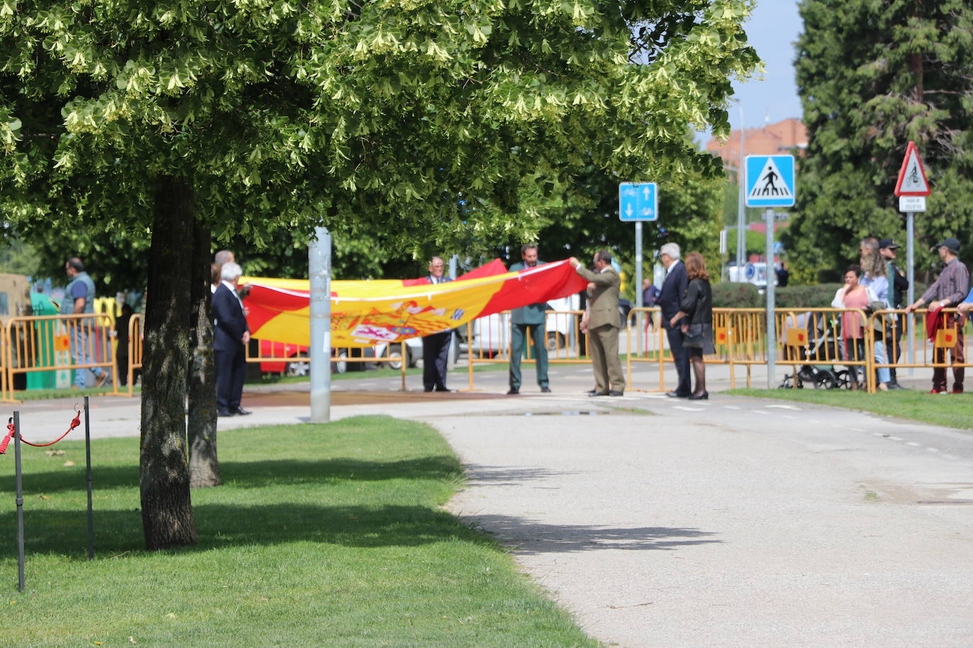 Izado de la bandera en León