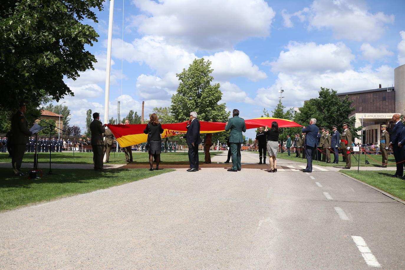 Izado de la bandera en León