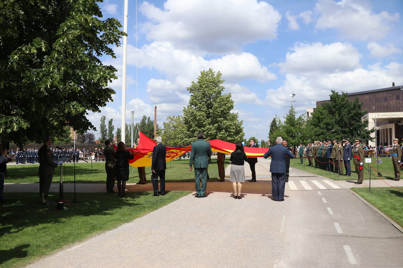 Izado de la bandera en León