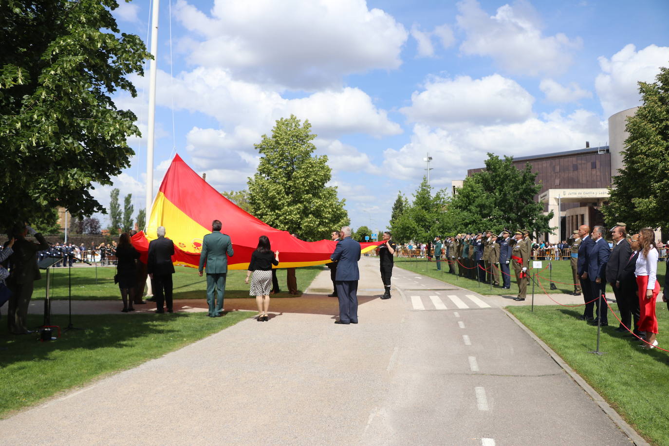 Izado de la bandera en León