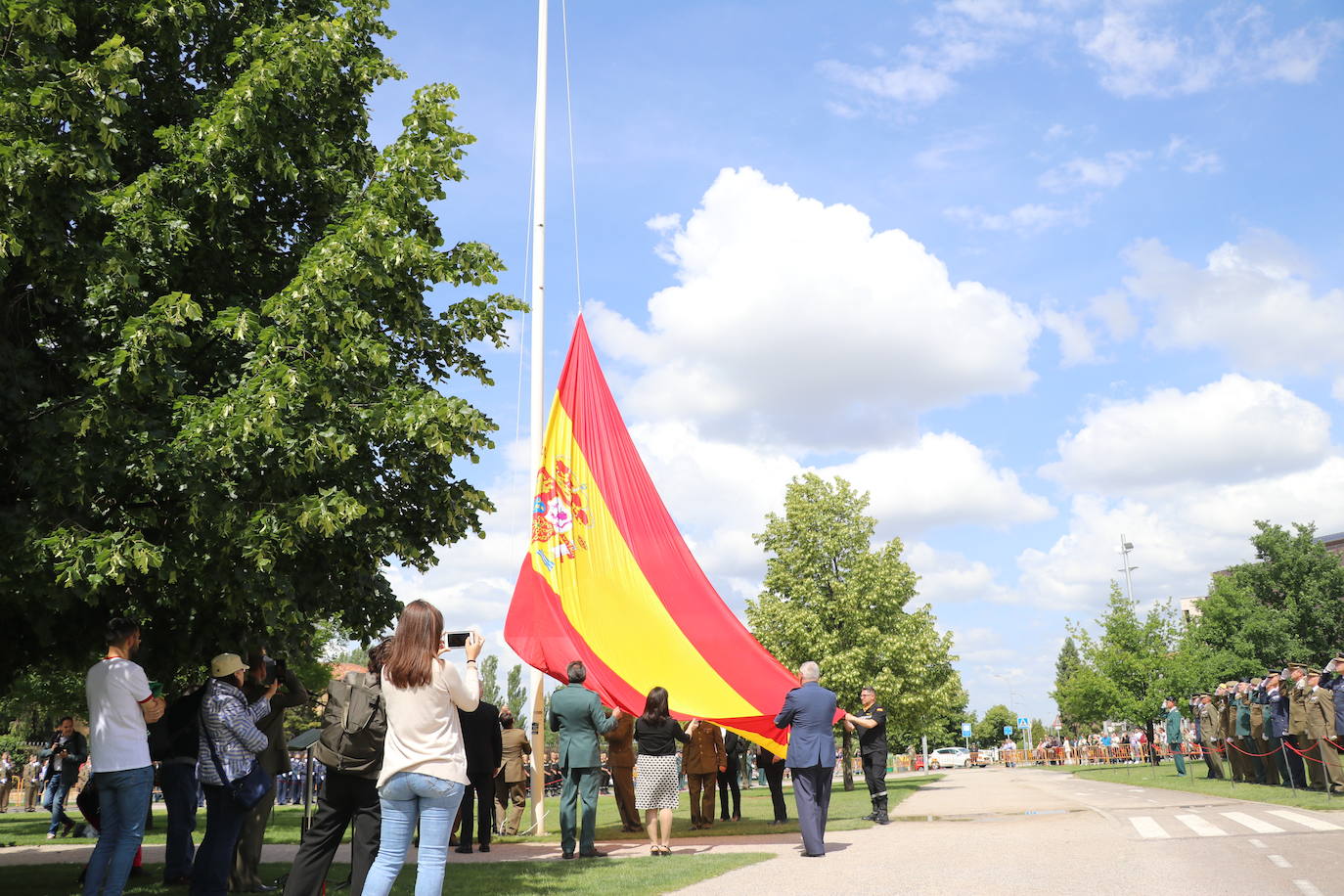 Izado de la bandera en León