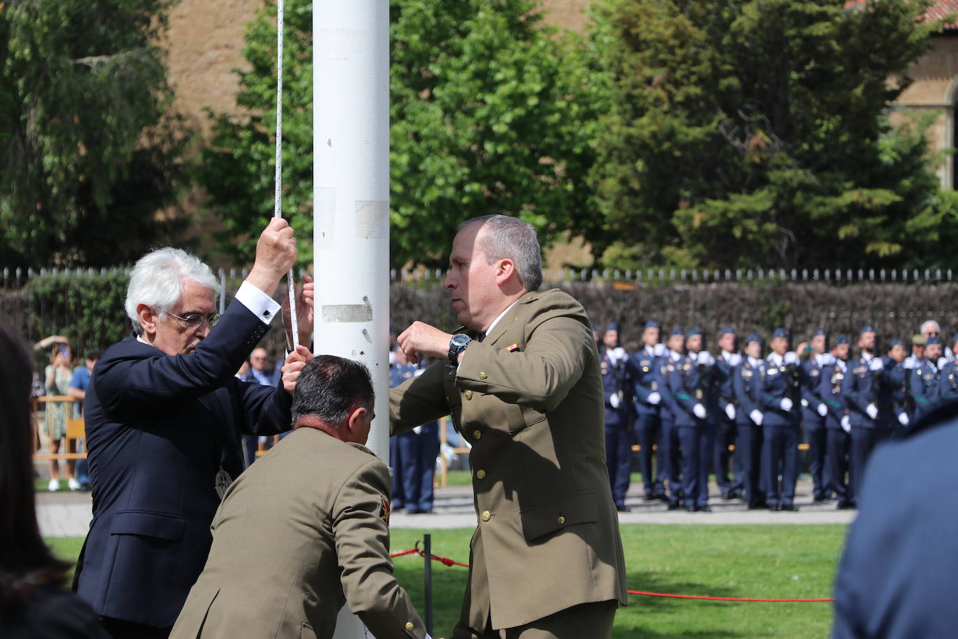 Izado de la bandera en León